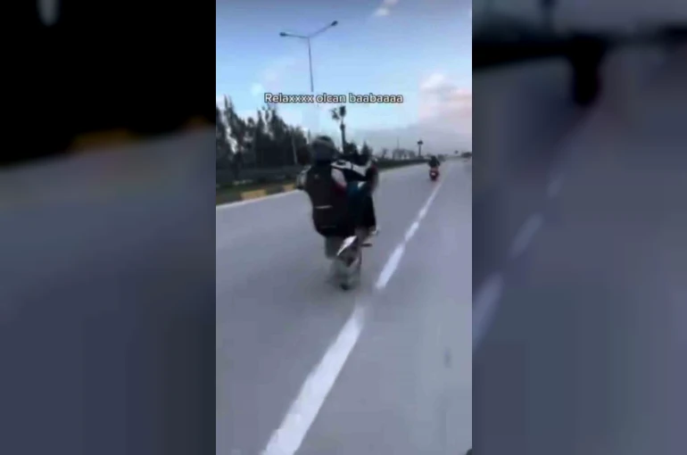 Motosikletinin önünü kaldırdığı anları paylaşarak ‘Relax olacaksın baba’ yazan motosiklet sürücüsüne ceza