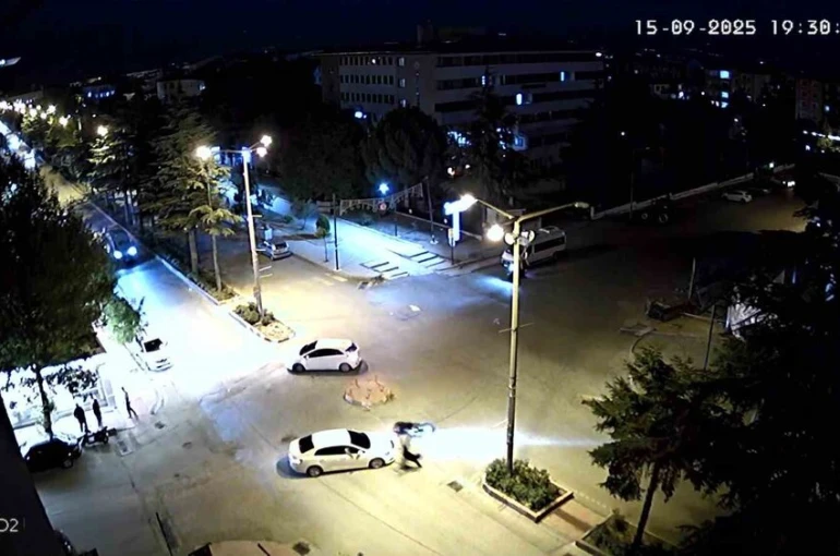 Motosikletle çarpışan otomobilin sürücüsü durmadan kaçtı