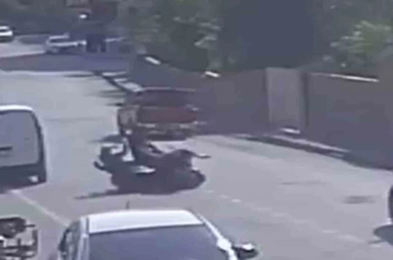 Motosikletlerin kafa kafaya çarpıştığı kazada 3 kişinin yere savrulduğu anlar kameraya yansıdı