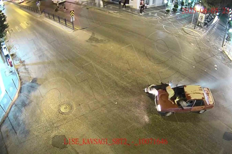 Motosikletli kaputa yapıştı, otomobil motosikletlinin üstünden geçti