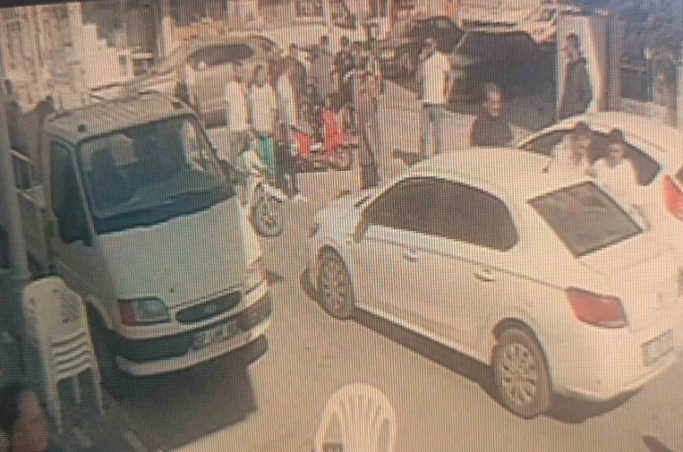 Motosikletli, önüne çıkan motosiklete çarpmamak isterken yola savruldu