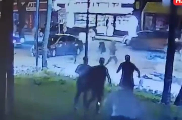 Motosikletlinin metrelerce sürüklendiği feci kaza kamerada