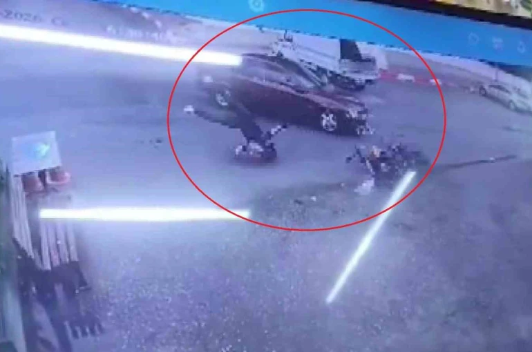 Motosikletlinin ölümden döndüğü kaza kamerada