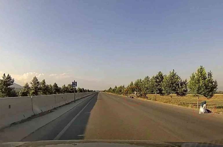 Motosikletteki çiftin yere savrulduğu anlar kamerada