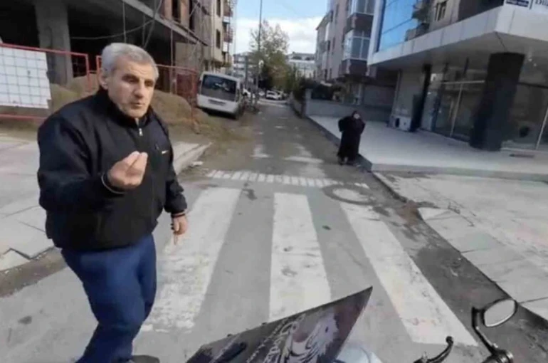 Motosikletten inip yol vermekte direndi: Ben geçmem