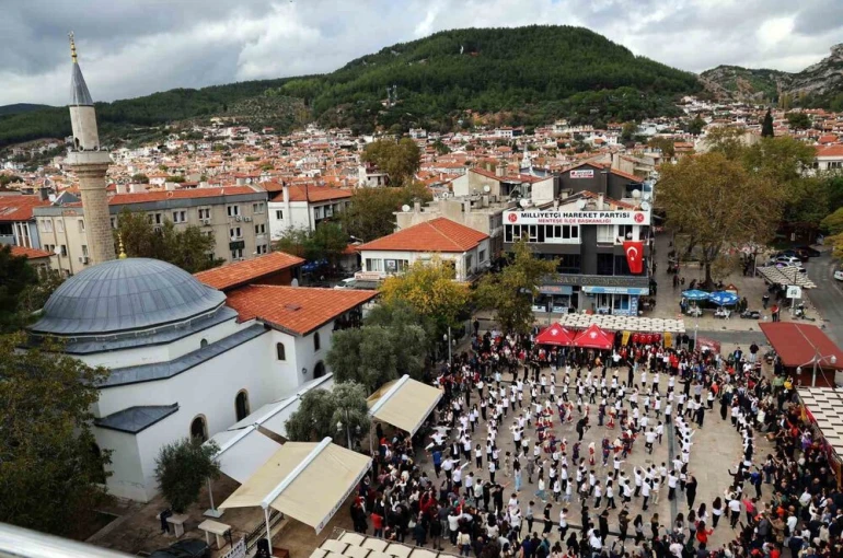 MTK Koleji’nden "Adım Adım Cumhuriyet" Zeybek gösterisi