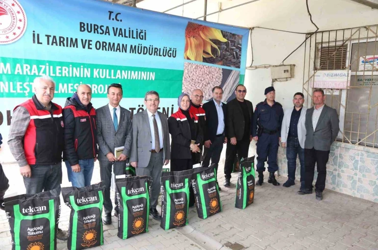 Mudanya Çayönü Mahallesi’nde yağlık ay çiçek tohumu dağıtımı yapıldı