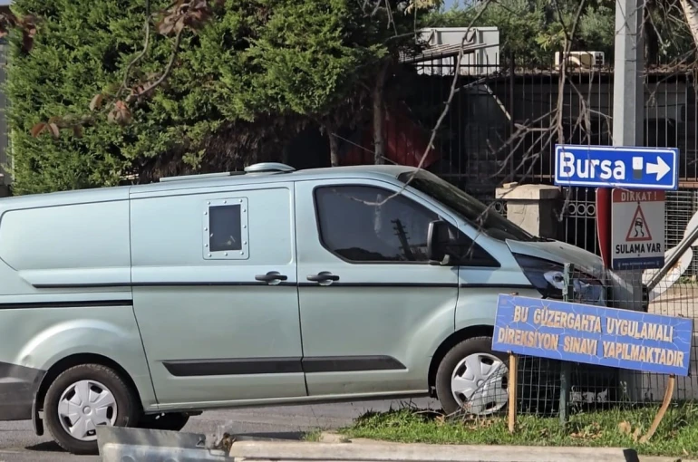 Mudanya’da zırhlı banka aracı elektrik direğine çarptı