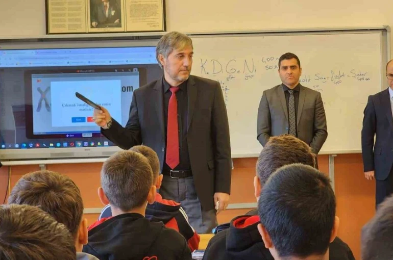 Müdür Yılmaz: "Çocuklarımıza birey olmayı öğretirken onları ailelerinden koparmayalım"