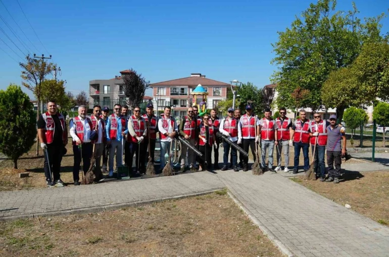 Müdürler Aziziye Çocuk Parkı’nı temizledi