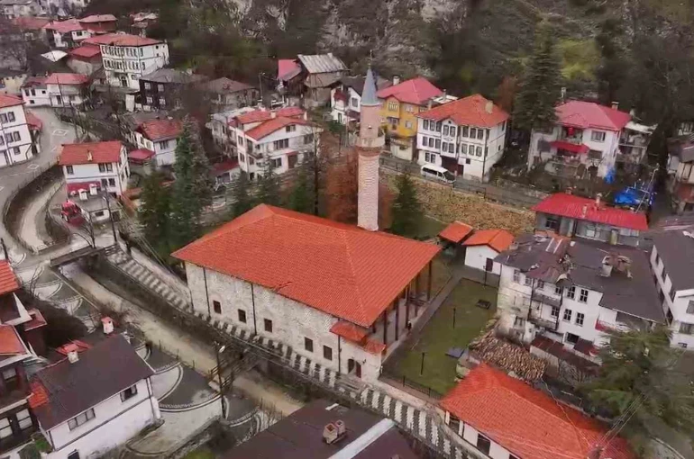 Mudurnu’daki Kanuni Sultan Süleyman Camisi asırlara meydan okuyor