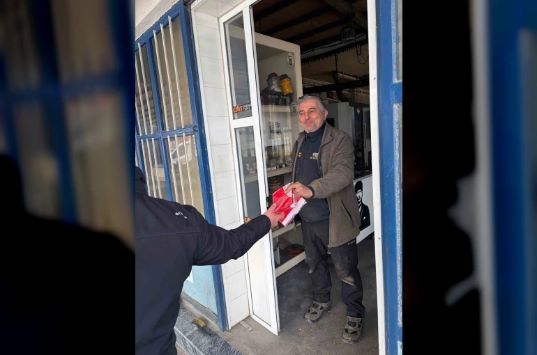 Muğla Büyükşehir Belediyesi Türk Bayrağı dağıtarak dayanışma mesajı verdi