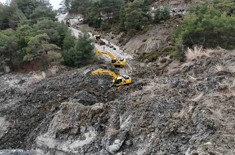 Muğla Büyükşehir ekiplerinden yaşanan heyelana anında müdahale