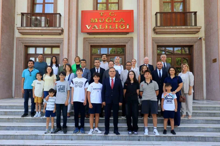 Muğla Valisi Dr. İdris Akbıyık, LGS şampiyonlarını altınla ödüllendirdi