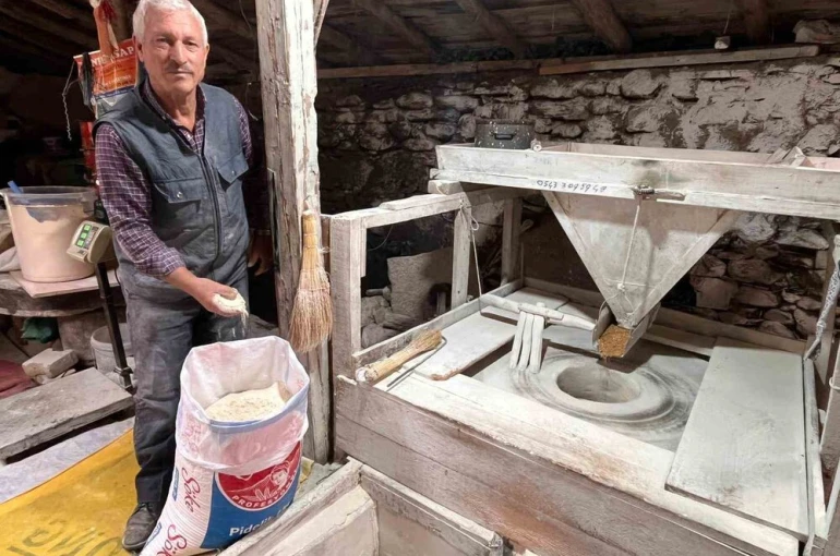 Muğla’da 300 yıllık su değirmeni hala çarklarını döndürüyor