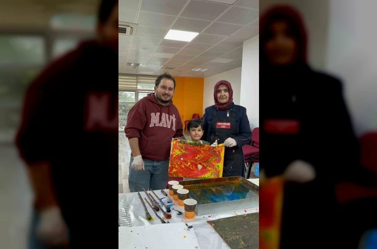Muğla’da aileler ve çocuklar ebru sanatıyla renklerin yolculuğuna çıktı