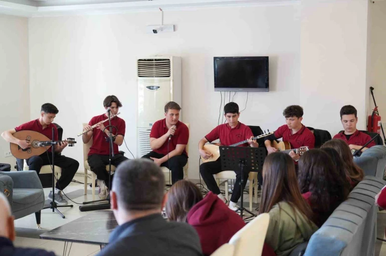 Muğla’da liseli gençlerden huzurevi sakinlerine müzik ziyafeti