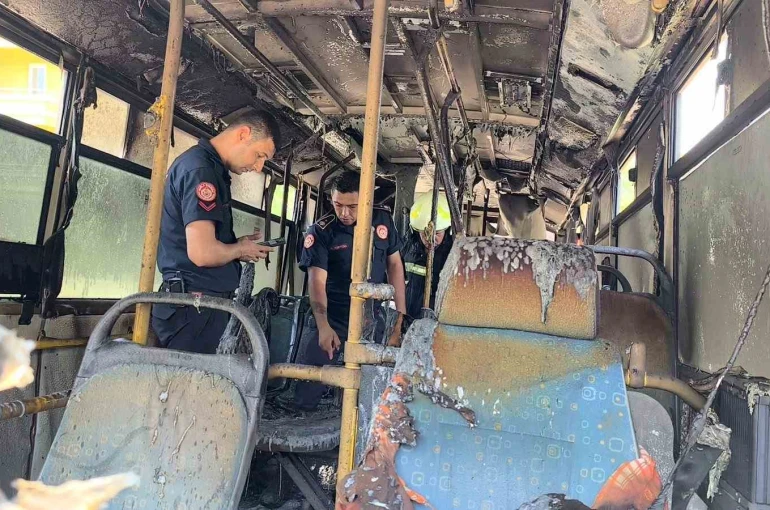 Muğla’da park halindeki midibüste yangın çıktı
