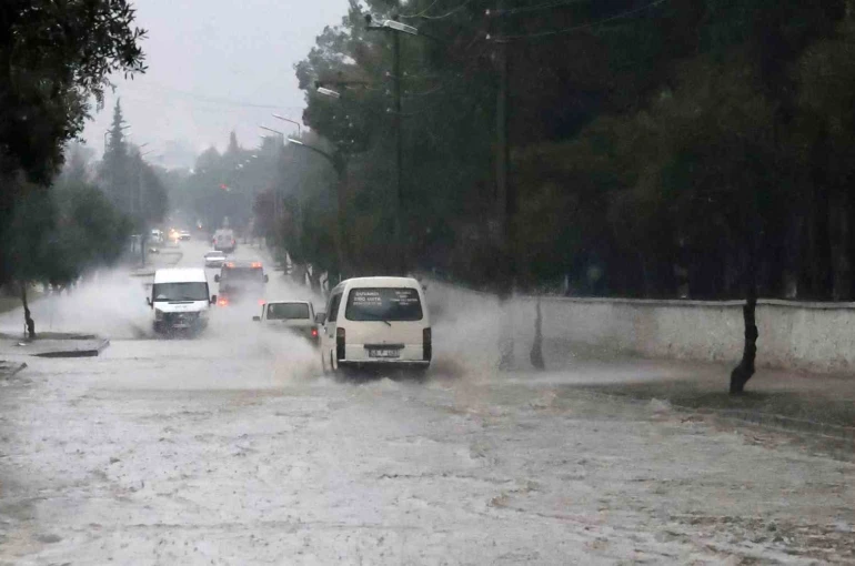 Muğla’da sağanak yağış etkili oluyor