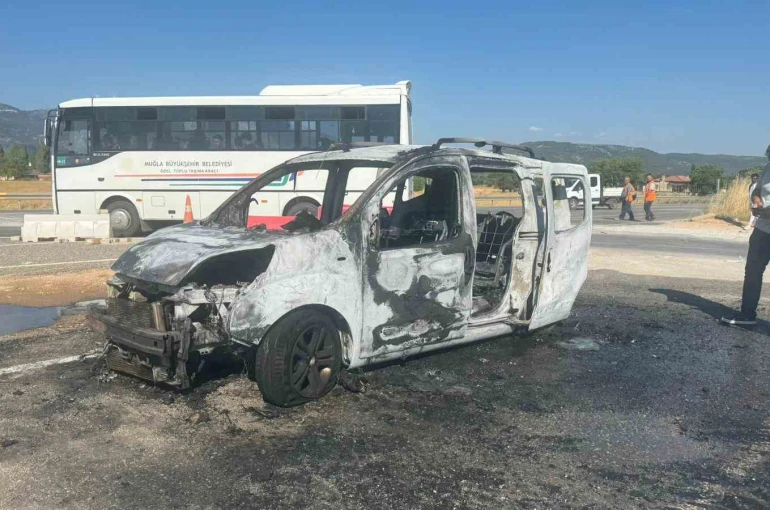 Muğla’da seyir halindeki araç alev alev yandı