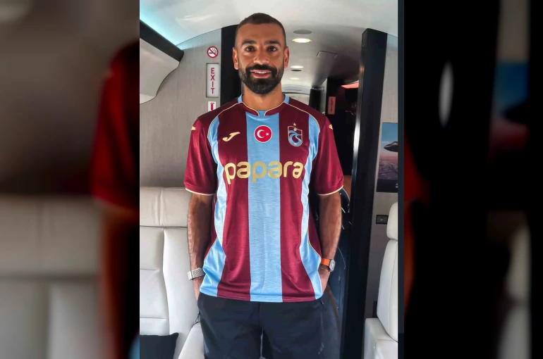 Muhammed Salah uçağa bindi, Trabzonspor formasını giydi 
