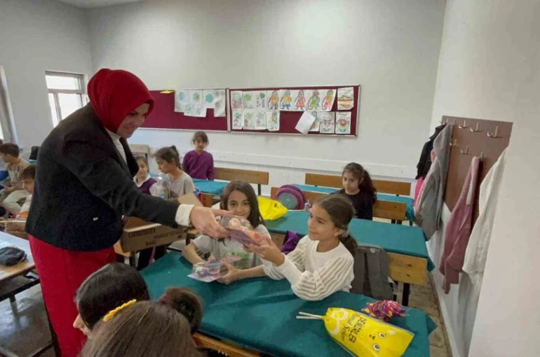 ’Muhtar ana’ kız çocuklarına hediyeler dağıttı