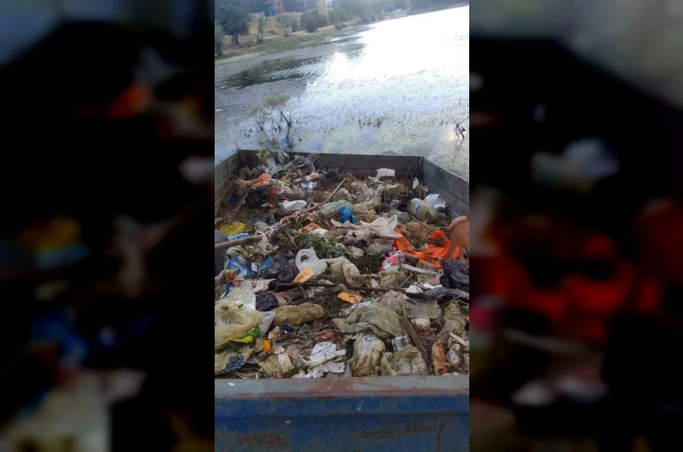 Muhtardan örnek davranış: Çubuk Gölü’nü kendi traktörüyle temizledi