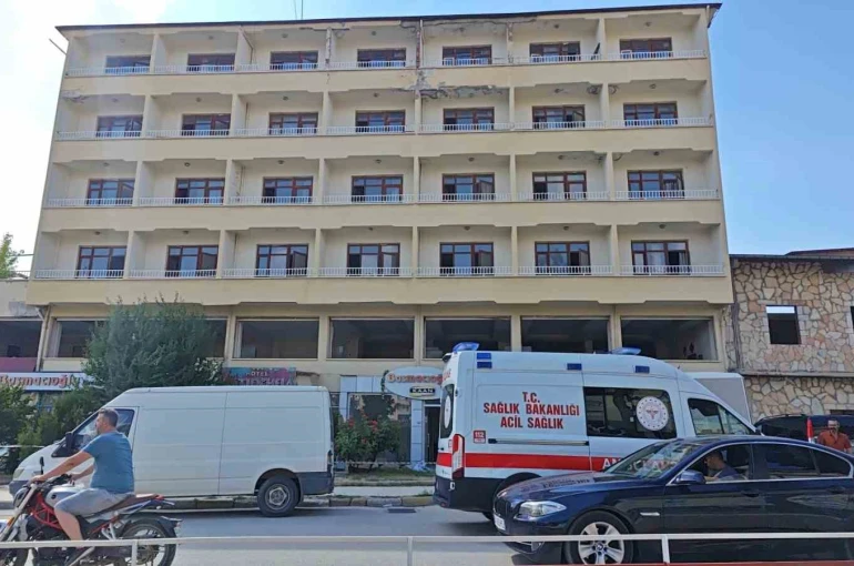 Mühürlenen otelde hurda sökümü yapan işçi yüksekten düşme sonucu yaralandı