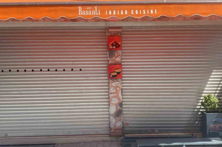 Mühürlü boş dükkandan yayılan kötü koku ekipleri harekete geçirdi