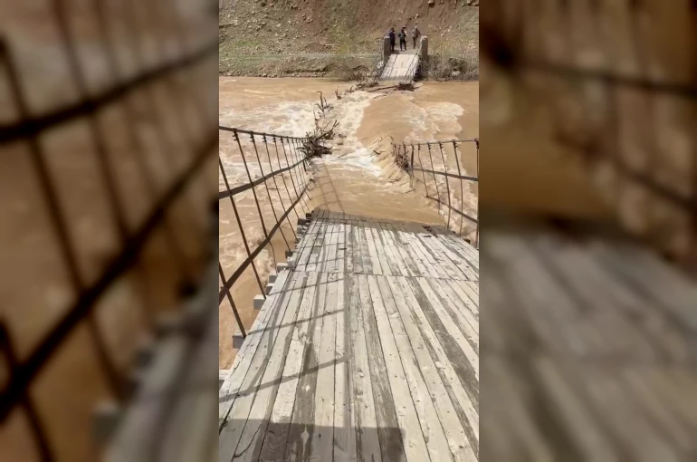 Munzur Nehri taştı, asma köprü çöktü