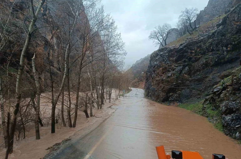 Munzur Nehri taştı, Tunceli-Ovacık yolunda ulaşım durduruldu