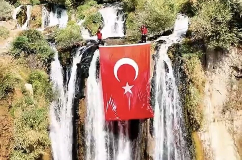 Muradiye Şelalesi’nde Türk bayrağı dalgalandı