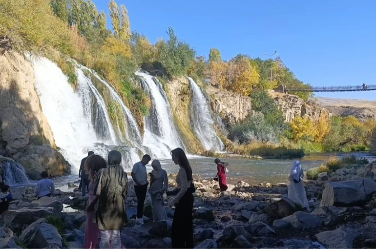Muradiye Şelalesi’ne turist akını