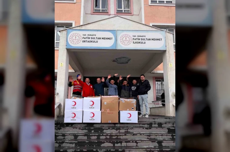 Muradiye’de 16 bin öğrenciye giyim desteği