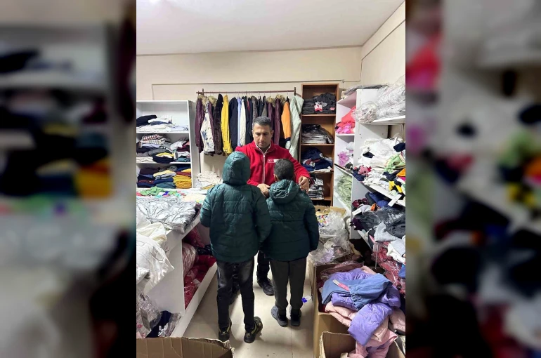 Muradiye’de Kızılay’dan kışlık giyim desteği