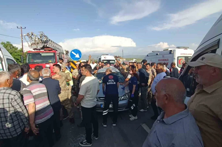 Muradiye’de otomobil ile minibüs çarpıştı: 5 yaralı