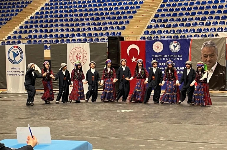 Muradiye’nin minik halk oyuncuları il birincisi oldu