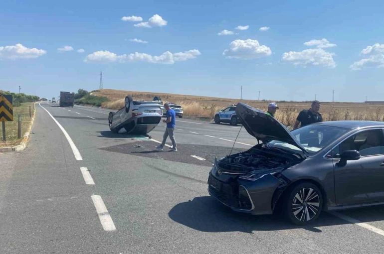 Muratlı’da kavşakta iki otomobil çapıştı: 3 yaralı