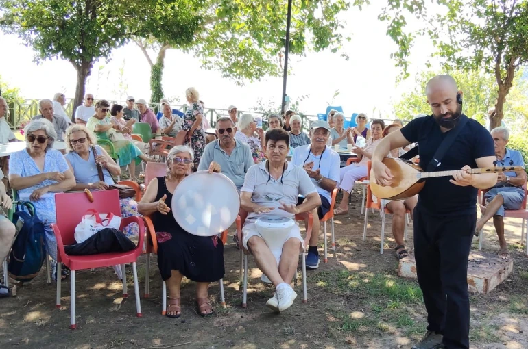 Muratpaşa’da yaşlılar türkülerle buluşuyor