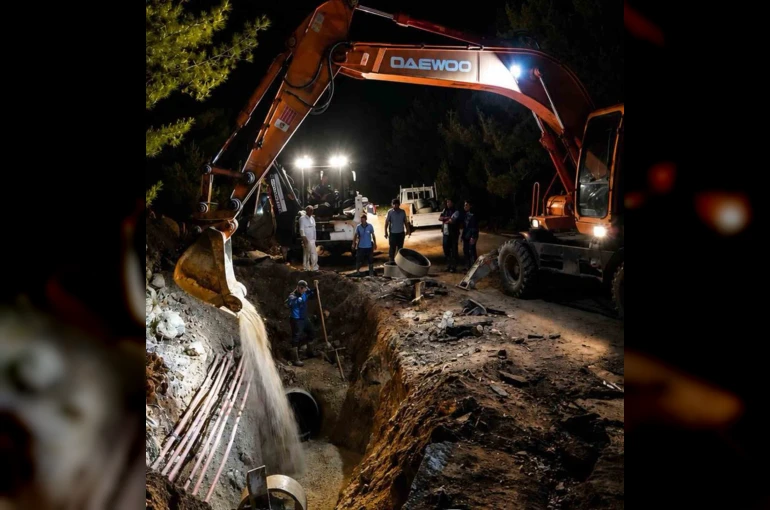 MUSKİ ekiplerinden Torba’daki su isale hattı patlamasına gece müdahalesi