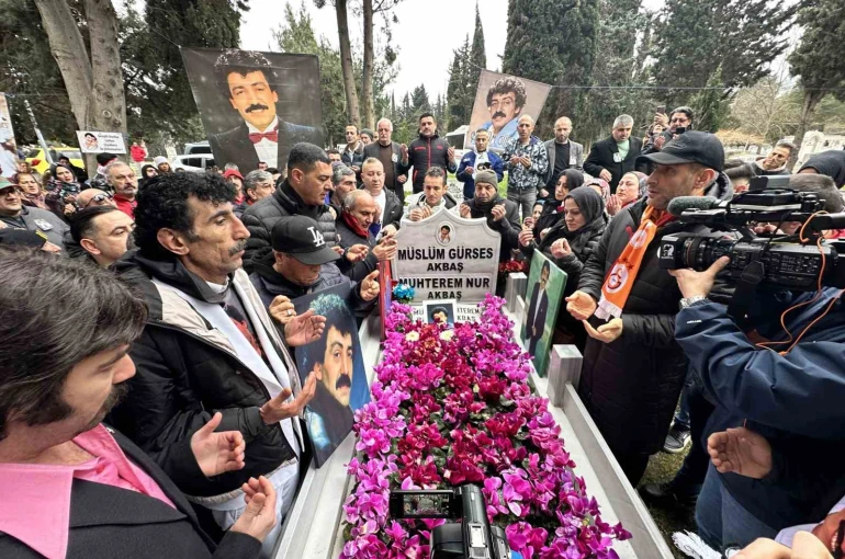 "Müslüm Baba" unutulmadı: Sevenleri ölümünün 13’üncü yılında mezarı başında buluştu