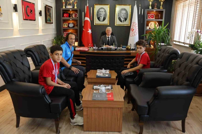 Muş’ta başarılı güreşçiler ödüllendirildi