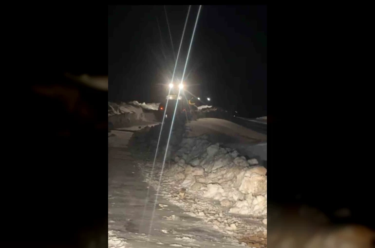 Muş’ta fırtına nedeniyle köy yolu ulaşıma kapandı