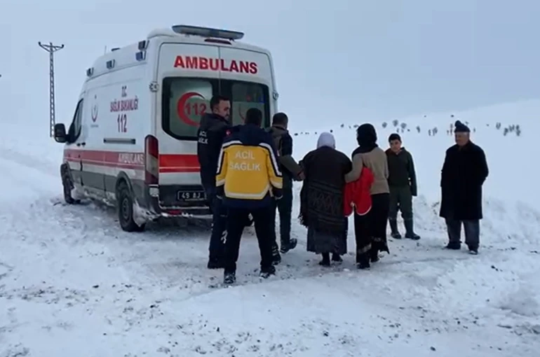 Muş’ta hasta, ambulansa iş makinesiyle ulaştırıldı