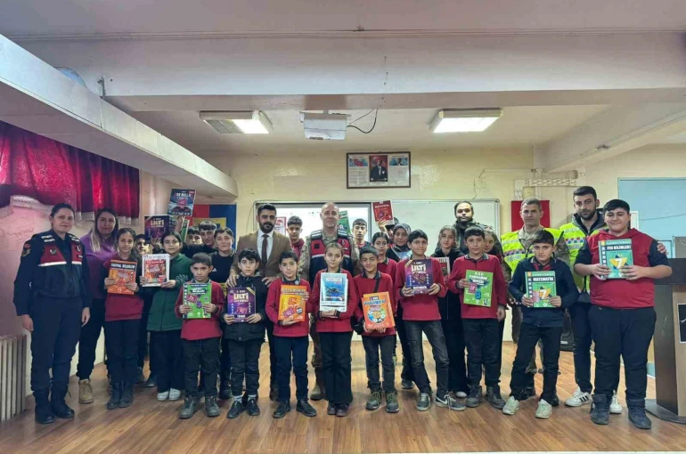 Muş’ta jandarmadan öğrencilere kişisel güvenlik ve güvenli internet eğitimi