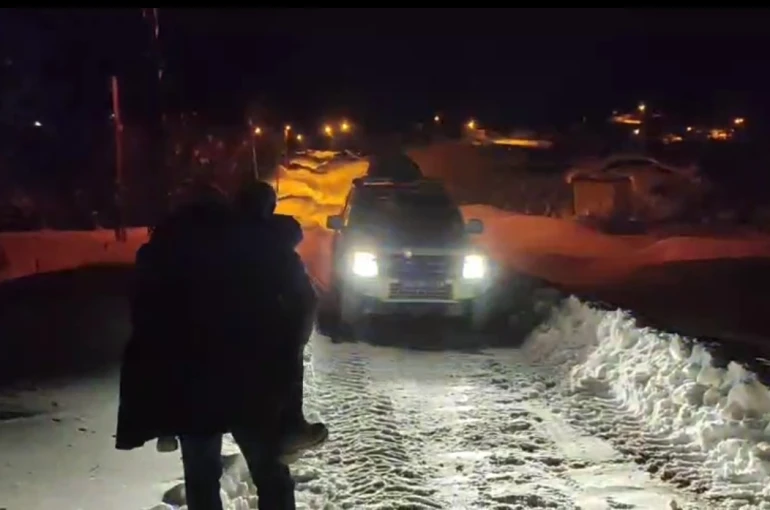 Muş’ta kapanan köy yolu şeker hastası için açıldı 