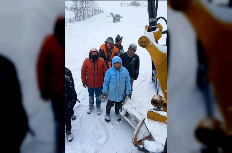 Muş’ta kepçe operatörü çocuklar arasında yürekleri ısıtan diyalog
