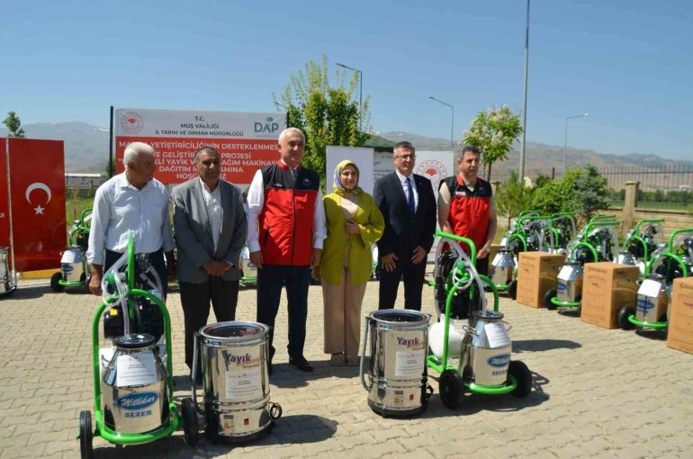 Muş’ta manda yetiştiricilerine süt sağım ve elektrikli yayık makinesi desteği