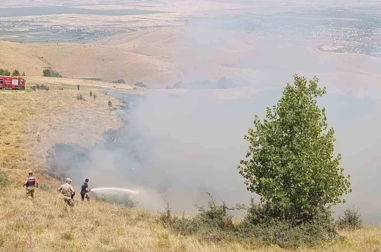 Muş’ta örtü yangını ekiplerin hızlı müdahalesiyle söndürüldü