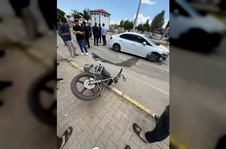 Muş’ta otomobil ile motosiklet çarpıştı: 2 yaralı